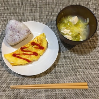 朝ごはん　残りのお味噌汁とおにぎりとオムレツ